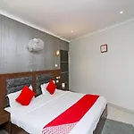 Oyo Hotel Metro Tower Near Ambience Mall