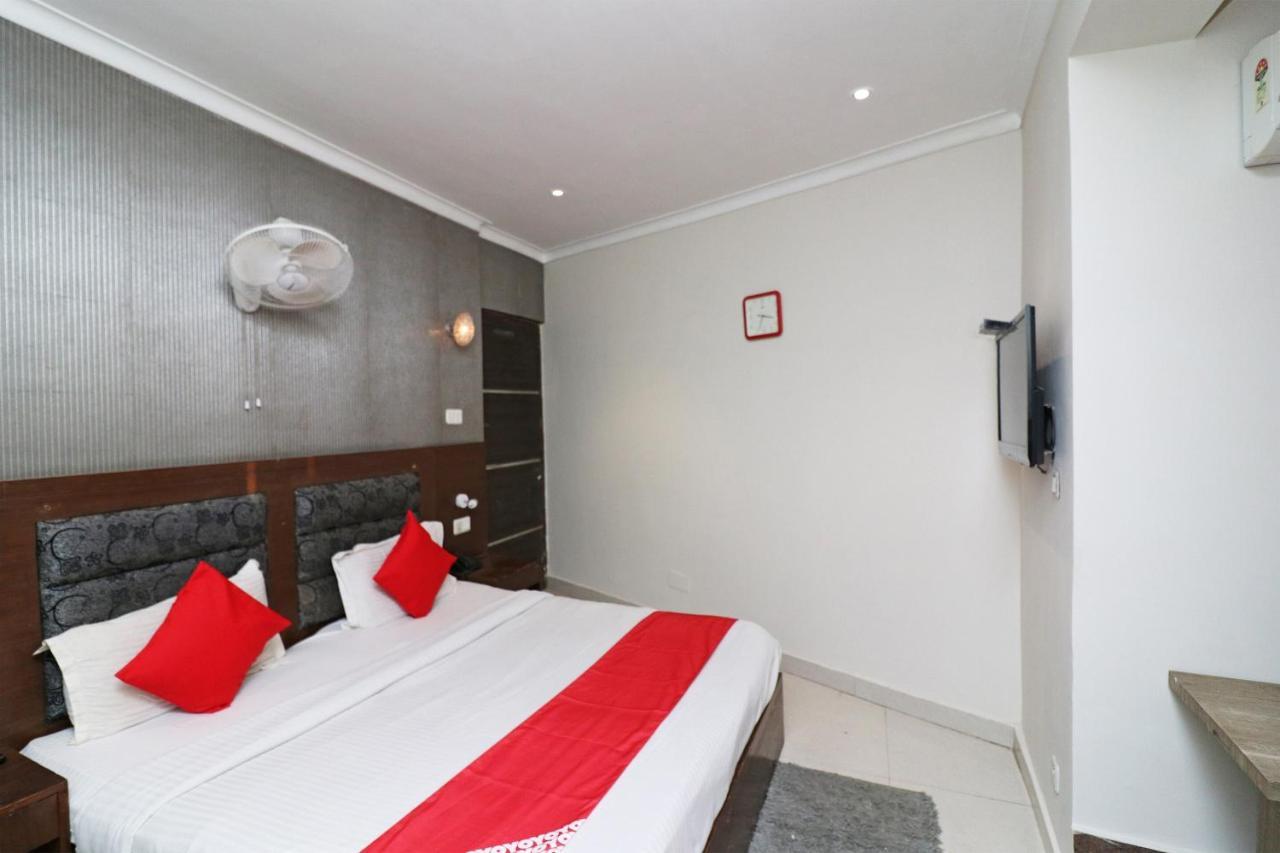 Hotel Oyo Metro Tower Near Ambience Mall