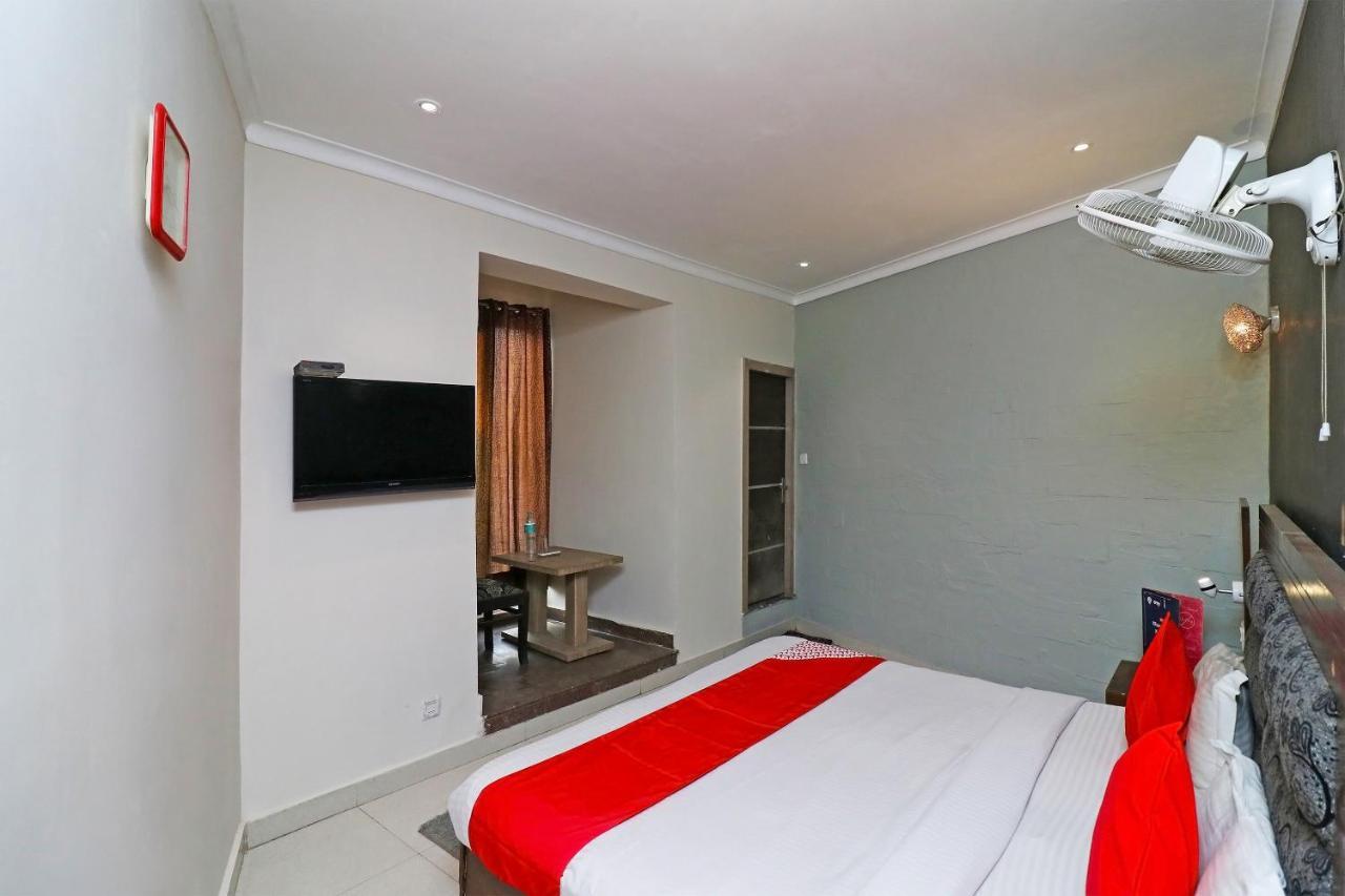 Hotel Oyo Metro Tower Near Ambience Mall 3*