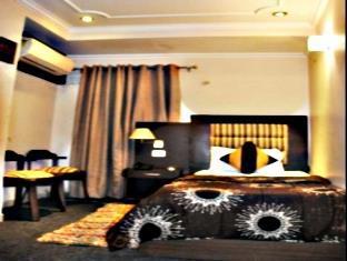 Oyo Metro Tower Near Ambience Mall Hotel 3*