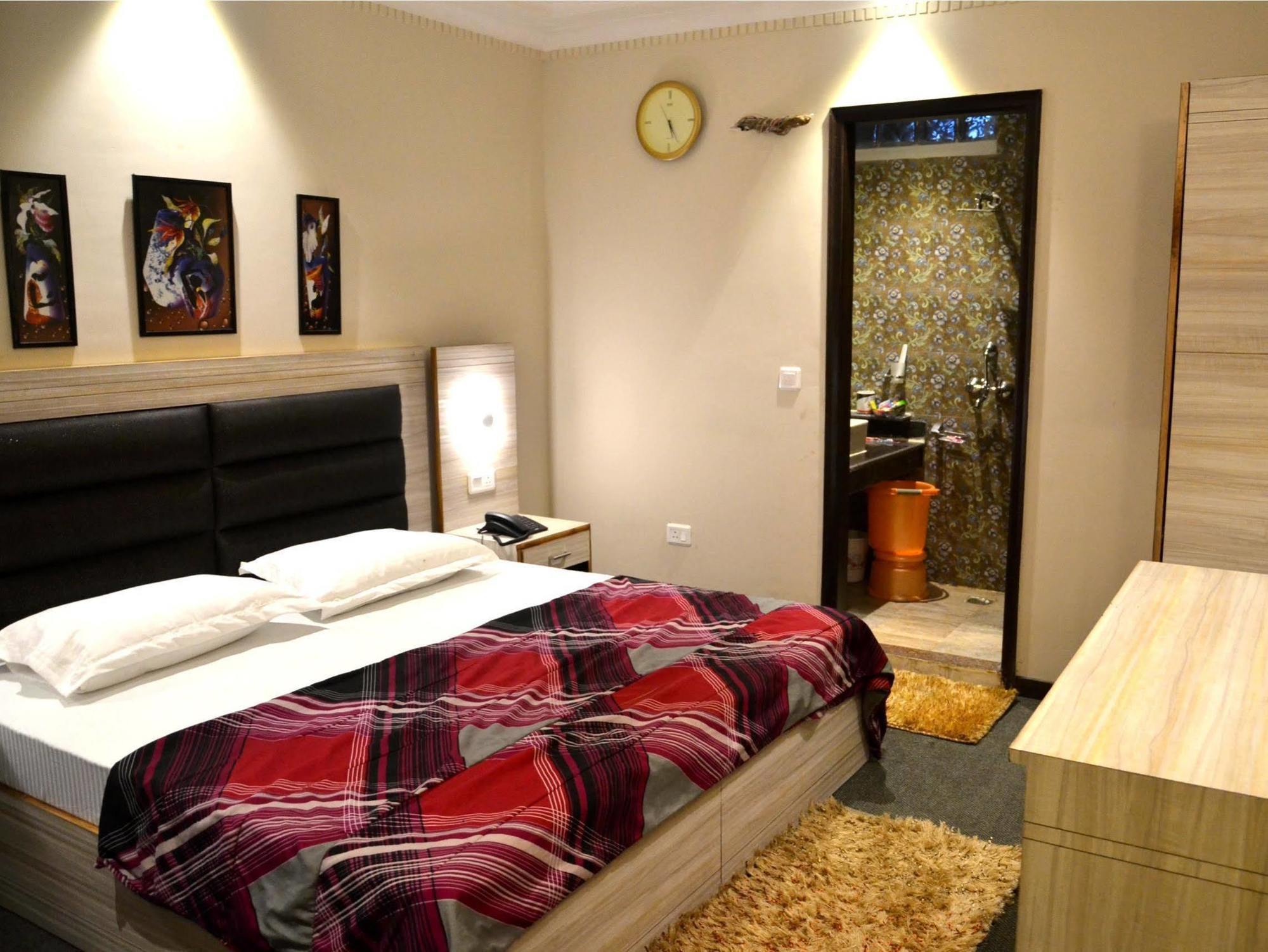 Oyo Metro Tower Near Ambience Mall 3* New Delhi